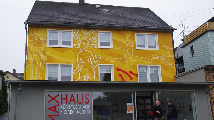 Viktor Cleves künstlerische Handschrift ist auch bei der Fassadengestaltung am Maxhaus klar zu erkennen. Foto: Marco Meißner