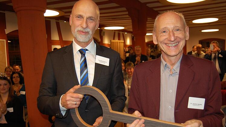 Oberbürgermeister Kay Blankenburg übergab den Schlüssel am Freitag an  Joachim Galuska, Gesellschafter  der Heiligenfeld GmbH. Sigismund von Dobschütz
