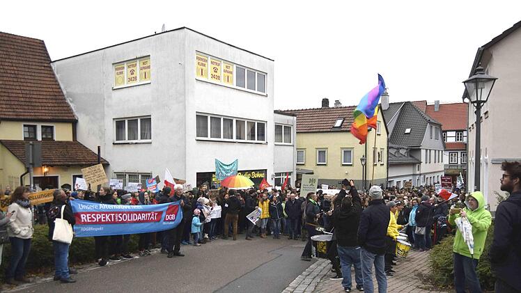 An der Weggabelung vor dem Schloss machte der Zug Halt.