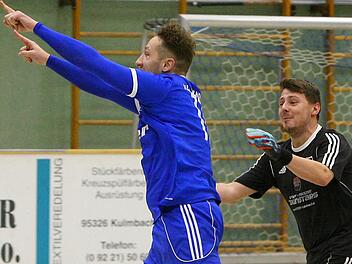 Andreas Reuther bejubelt im Vorjahres-Finale mit Torwart Michael Hain seinen Treffer zum 4:1-Endstand gegen den ATS Kulmbach. Beide sind im Sommer zur SG Roth-Main gewechselt, doch Reuther ist schon wieder zurück. Foto: Monika Limmer