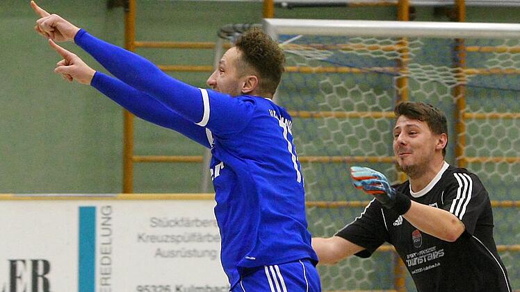 Andreas Reuther bejubelt im Vorjahres-Finale mit Torwart Michael Hain seinen Treffer zum 4:1-Endstand gegen den ATS Kulmbach. Beide sind im Sommer zur SG Roth-Main gewechselt, doch Reuther ist schon wieder zurück. Foto: Monika Limmer