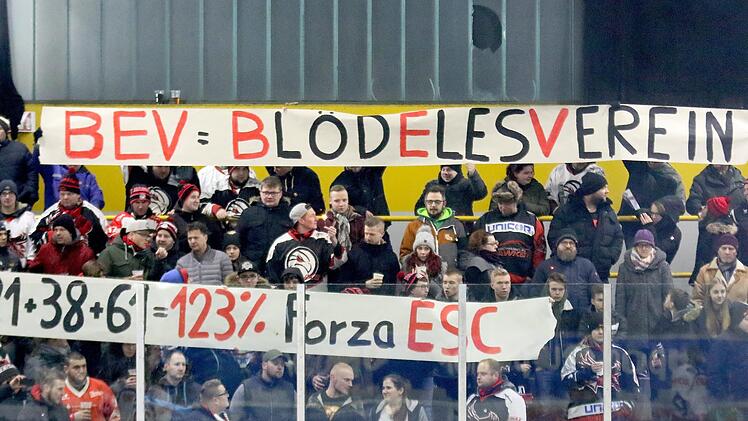 Was sie vom Bayerischen Eissportverband halten, brachten die Fans der Haßfurter "Hawks" vor Spielbeginn deutlich zum Ausdruck. Sie stehen zu 123 Prozent hinter den vier ESC-Kontingentspielern Daniel Hora (Rückennummer 3), Jan Trübenekr (21). Michal Babkovic (38) und Jakub Sramek (61). Foto: Ralf Naumann