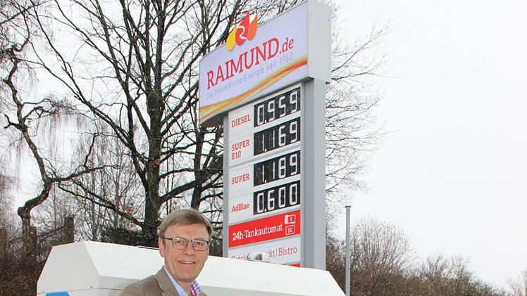 Geschäftsmann Robert Raimund aus Creußen hat viel Geld in die Tankstelle investiert. Jetzt wird der Service wieder zurückgefahren.   Foto: Katharina Müller-Sanke/Archiv