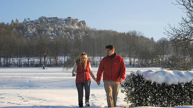 Bei einer Winterwanderung lässt sich die Umgebung vor der eigenen Haustür erkunden - etwa rund um den Staffelberg.  Foto: Kur- und Tourismus-Service