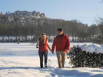 Bei einer Winterwanderung lässt sich die Umgebung vor der eigenen Haustür erkunden - etwa rund um den Staffelberg.  Foto: Kur- und Tourismus-Service