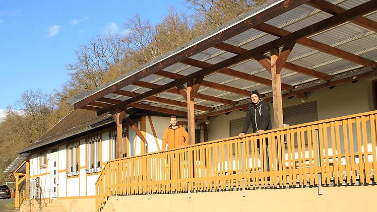 Matthias Schumm (links) und Florian Marx  aus der Führungsriege des SV Morlesau am 1977 erbauten Sportheim.privat