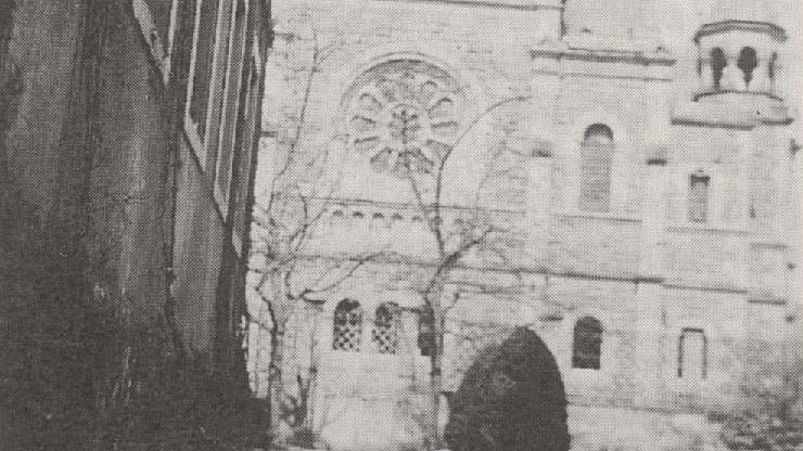 Sind die Bäume vor dem Portal die noch heute stehenden Eichen? Foto: Repro Saale Zeitung
