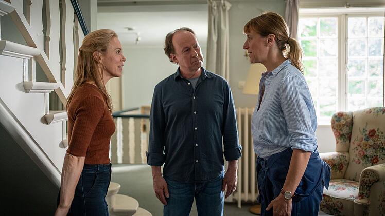 Hofbesitzerin  Dr. Silke Landauer (Helene Grass, rechts) stellt die neue Bewohnerin Laura Mai (Anneke Kim Sarnau) dem skeptischen Jakob Stiller (Ulrich Noethen) vor.