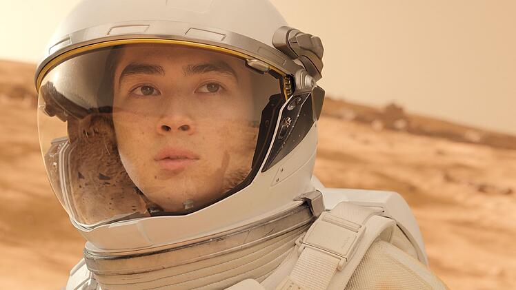 Auf dem Mars, der in Staffel f&uuml;nf der Apple-Serie "For All Mankind" von etwa 5.000 Siedlern bev&ouml;lkert ist, ist ein Mord geschehen. Die Ermittlungen l&ouml;sen Intrigen und politische Verwicklungen aus. Alex Baldwin (Sean Kaufman) macht bei einem Ausflug einen schrecklichen Fund.