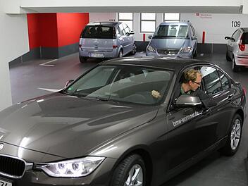 Eine kurvenreiche Fahrt zum Oberdeck des Parkhauses Kronengarten. Von Platzangst hinterm Steuer kann keine  Rede sein.  Fotos: Barbara Herbst