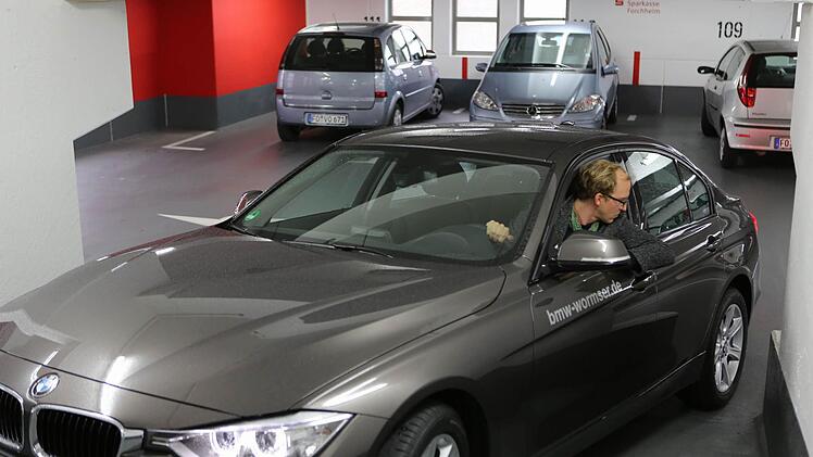 Eine kurvenreiche Fahrt zum Oberdeck des Parkhauses Kronengarten. Von Platzangst hinterm Steuer kann keine  Rede sein.  Fotos: Barbara Herbst