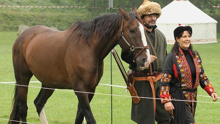 Gerne gesehen ist, wenn man originale Kleidung aus den Herkunftsregionen der Sportart trägt, wie diese beiden Reiter.