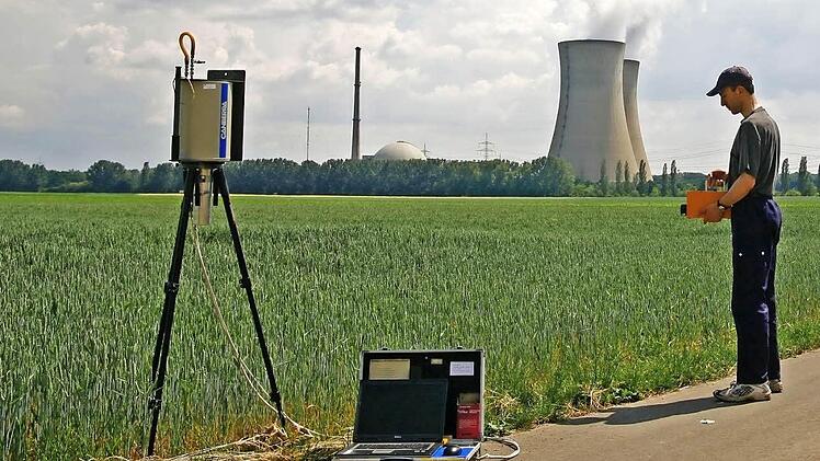 Thomas Koch führt Radioaktivitätsmessungen in der Umgebung des Kernkraftwerks Grafenrheinfeld durch.