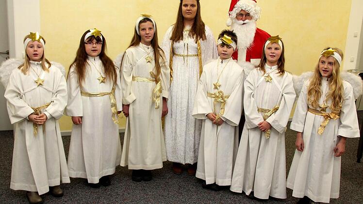 Engelchen Alexander rechts neben dem Christkind Foto: Johanna Blum