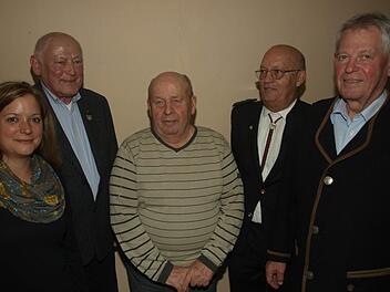 Die stellvertretende Vorsitzende Katrin Thunig (l.) und Vorsitzender Reinhold May (2. v. r.) zeichneten Edgar Hemberger (M.), Wolfang Reith (2. v. l.) und Hubert Vieth (r.) mit der Ehrennadel in Gold aus. Fotos: S. Geiger