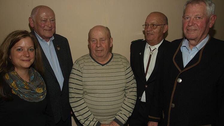 Die stellvertretende Vorsitzende Katrin Thunig (l.) und Vorsitzender Reinhold May (2. v. r.) zeichneten Edgar Hemberger (M.), Wolfang Reith (2. v. l.) und Hubert Vieth (r.) mit der Ehrennadel in Gold aus. Fotos: S. Geiger
