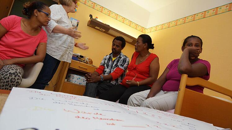 Margit Pfisterer im Gespräch mit Flüchtlingen aus Äthiopien.  Foto: Arkadius Guzy/Archiv