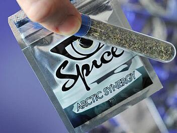 Gefährliche Kräutermischungen überschwemmen derzeit den Markt. Auch Kinder und Jugendliche in Kulmbach kommen übers Internet problemlos an diese "Legal Highs" heran. Es vergeht keine Woche, dass nicht zum Teil blutjunge Konsumenten ins Klinikum eingeliefert werden. Foto: Boris Roessler/dpa