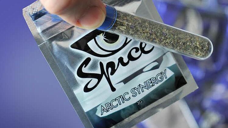 Gefährliche Kräutermischungen überschwemmen derzeit den Markt. Auch Kinder und Jugendliche in Kulmbach kommen übers Internet problemlos an diese "Legal Highs" heran. Es vergeht keine Woche, dass nicht zum Teil blutjunge Konsumenten ins Klinikum eingeliefert werden. Foto: Boris Roessler/dpa