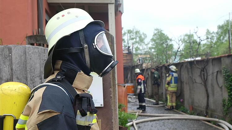 Ein Großangebot an Feuerwehren hat das Übergreifen der Flammen aufs Wohnhaus verhindert. Foto: Gerd Schaar