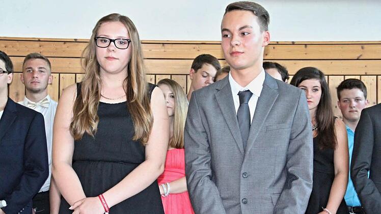 Ganz vorne standen (vorne von links) Laura Schumann und Florian Pitter als Schulbeste mit der Note 1,27. Foto: Helmut Will