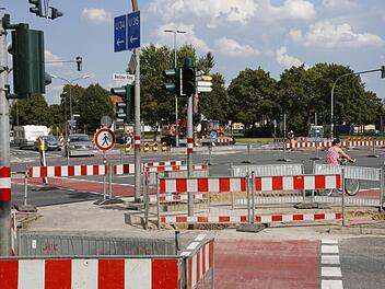 Derzeit ist es nicht möglich, den Berliner Ring auf der Memmelsdorfer Straße zu überqueren. Der Entsorgungs- und Baubetrieb der Stadt (EBB) tauscht an der Kreuzung seit Montag die Signalanlage aus. Verkehrsteilnehmer müssen bis Samstag mit Einschränkungen rechnen.  Foto: Matthias Hoch
