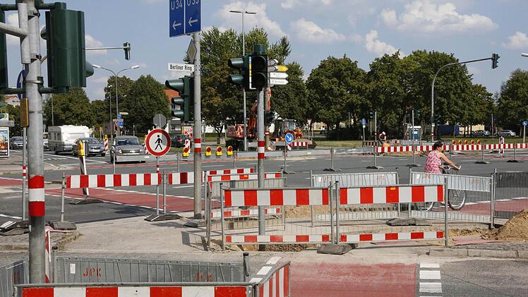 Derzeit ist es nicht möglich, den Berliner Ring auf der Memmelsdorfer Straße zu überqueren. Der Entsorgungs- und Baubetrieb der Stadt (EBB) tauscht an der Kreuzung seit Montag die Signalanlage aus. Verkehrsteilnehmer müssen bis Samstag mit Einschränkungen rechnen.  Foto: Matthias Hoch