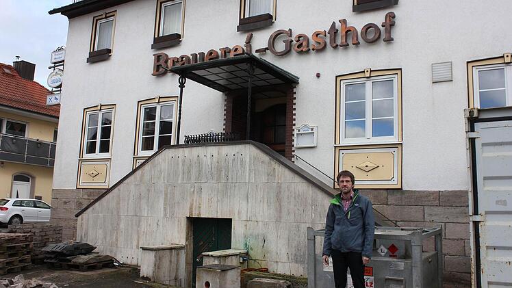Bürgermeister Jochen Vogel denkt über den leerstehenden Brauerei-Gasthof nach. Foto: Birgit Will