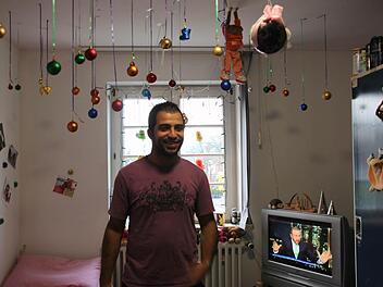 Das mit Abstand bunteste Zimmer in der neuen Gemeinschaftsunterkunft hat Ahmad Abbas. Foto: Anja Greiner