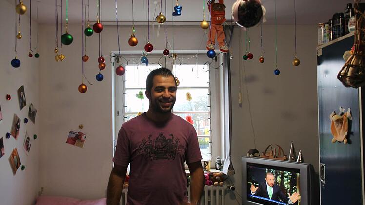 Das mit Abstand bunteste Zimmer in der neuen Gemeinschaftsunterkunft hat Ahmad Abbas. Foto: Anja Greiner