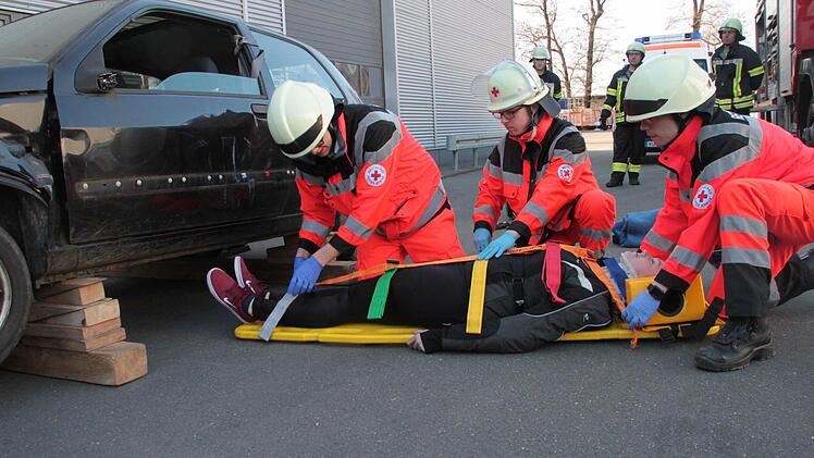 Die Verletzte wird auf der Trage gesichert. Foto: Jürgen Gärtner