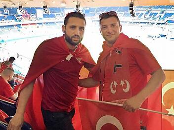 Im Stadion Parc des Princes in Paris erlebte Sinan Bulat (33) aus Neustadt mit seinem Freund Serkan Kan (34) die 0:1-Pleite seiner Landleute gegen Kroatien. Nur gut, dass er kurz zuvor mit dem VfL Frohnlach einen 1:0-Sieg und damit den Bayernliga-Klassenerhalt feierte. Foto: privat
