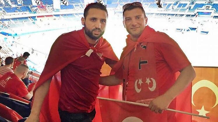 Im Stadion Parc des Princes in Paris erlebte Sinan Bulat (33) aus Neustadt mit seinem Freund Serkan Kan (34) die 0:1-Pleite seiner Landleute gegen Kroatien. Nur gut, dass er kurz zuvor mit dem VfL Frohnlach einen 1:0-Sieg und damit den Bayernliga-Klassenerhalt feierte. Foto: privat