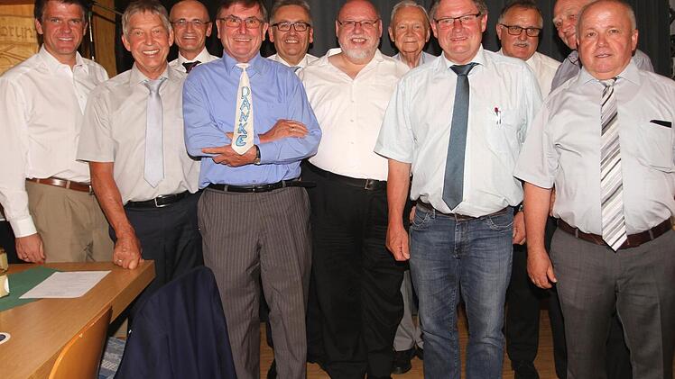 Über eine starke Gemeinde freuen sich, von links: MdL Steffen Vogel, MdL Otto Hünnerkopf, Landrat Wilhelm Schneider, Altbürgermeister Peter Kirchner, Ottmar Porzelt (Amt für ländliche Entwicklung), Pfarrer Martin Wissel, Staatssekretär a.D. Albert Meyer, Staatssekretär Gerhard Eck, Vorsitzender Heinz Stretz, Präsident a. D. Rolf Richter und Bürgermeister Karl Heinz Kandler.