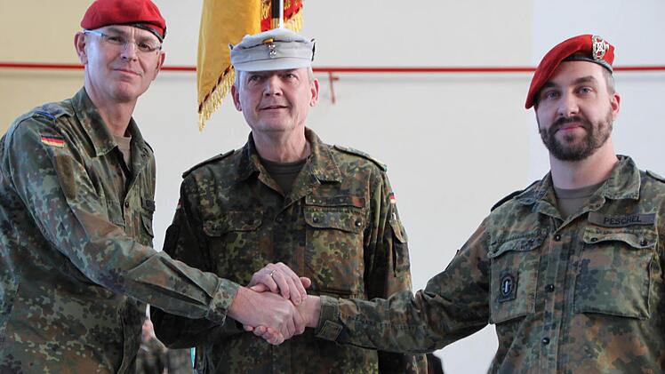Nach der Übergabe: Oberstleutnant Roman Jähnel (v. l.), Brigadegeneral Michael Matz und Major Christoph Peschel, der als Kommandant der Rhön-Kaserne übergangsweise die Kommandantur Süd geführt hatte. Foto: Ulrike Müller