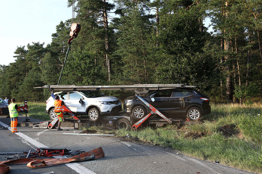 Kampf gegen die Zeit: Vollbeladener Autotransporter ŸberschlŠgt sich auf der A9 - Feuerwehr braucht anderthalb Stunden, um eingeklemmten Fahrer zu befreien