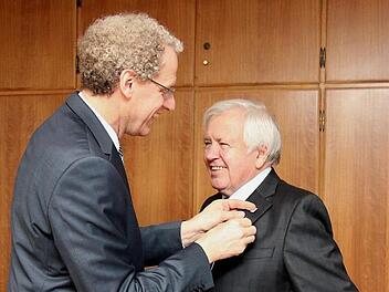 Bürgermeister German Hacker würdigt den Unternehmer mit der Ehrennadel.  Foto: Richard Sänger