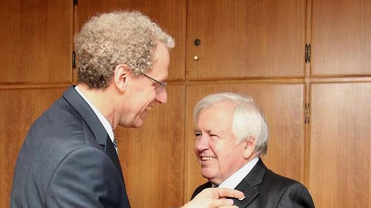 Bürgermeister German Hacker würdigt den Unternehmer mit der Ehrennadel.  Foto: Richard Sänger