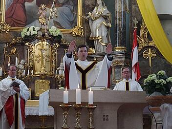 Neupriester Michael Polster erteilt den Segen. Foto: Josef Gebhardt