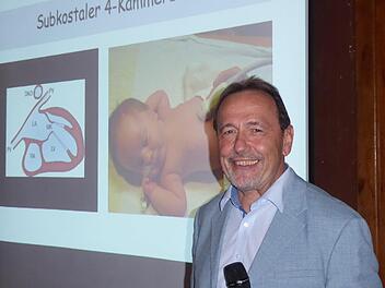 Professor Karl-Heinz Deeg war erst kürzlich wieder in Kiew im Einsatz. Unser Foto zeigt ihn bei einem seiner Fachvorträge für ärztliche Kollegen.Fotos: privat