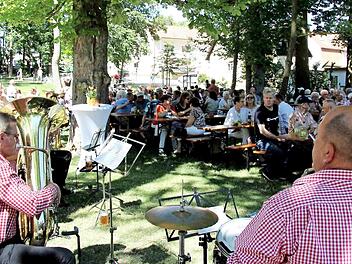 Die Gruppe "Blechragout" unterhielt die vielen Besucher musikalisch.  Fotos: Richard Sänger