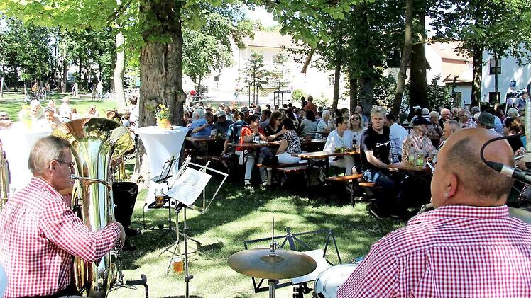 Die Gruppe "Blechragout" unterhielt die vielen Besucher musikalisch.  Fotos: Richard Sänger