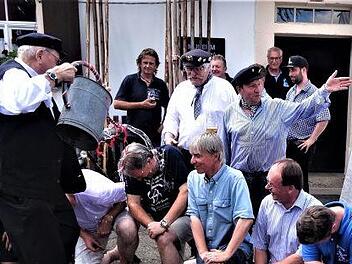 Die Flößertaufe ist für prominente Neulinge ein besonderes Spektakel. Genüsslich nahm Ehrenvorsitzender Dieter Murmann mit Original-Rodachwasser die Flößertaufe bei Landrat Klaus Löffler vor. Rechts daneben Regierungsvizepräsident Thomas Engel.  Gerd Fleischmann