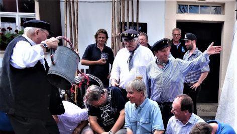 Die Flößertaufe ist für prominente Neulinge ein besonderes Spektakel. Genüsslich nahm Ehrenvorsitzender Dieter Murmann mit Original-Rodachwasser die Flößertaufe bei Landrat Klaus Löffler vor. Rechts daneben Regierungsvizepräsident Thomas Engel.  Gerd Fleischmann