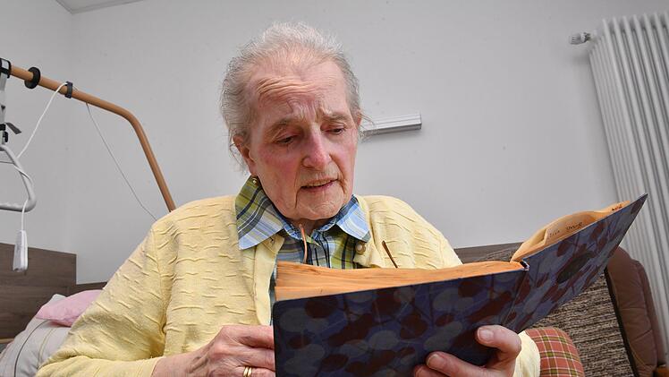 Marianne Müller blättert gerne in den alten Erinnerungen..Ronald Rinklef