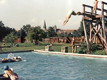 Sprung ins kühle Nass des Sommerschwimmbades: Der morsche Sprungturm aus Holz wurde 1961 ersetzt.  Foto: Archiv