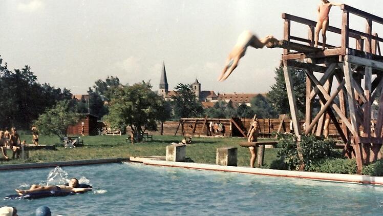 Sprung ins kühle Nass des Sommerschwimmbades: Der morsche Sprungturm aus Holz wurde 1961 ersetzt.  Foto: Archiv