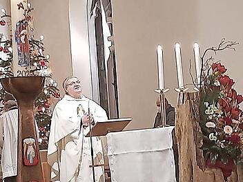 Pfarrer Diter Glaeser hält die Christmette in Hochstadt. Foto: Horst Habermann