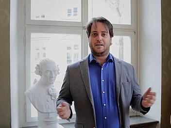 Coburgs neuer Generalmusikdirektor Daniel Carter moderiert die Wiederaufnahme der Reihe "Klassik am Sonntag. Den ersten Beitrag gestalten (von oben nach unten) Tobias Ziegler, Markus Riepertinger und Claudio Rizzi.