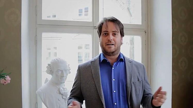 Coburgs neuer Generalmusikdirektor Daniel Carter moderiert die Wiederaufnahme der Reihe "Klassik am Sonntag. Den ersten Beitrag gestalten (von oben nach unten) Tobias Ziegler, Markus Riepertinger und Claudio Rizzi.